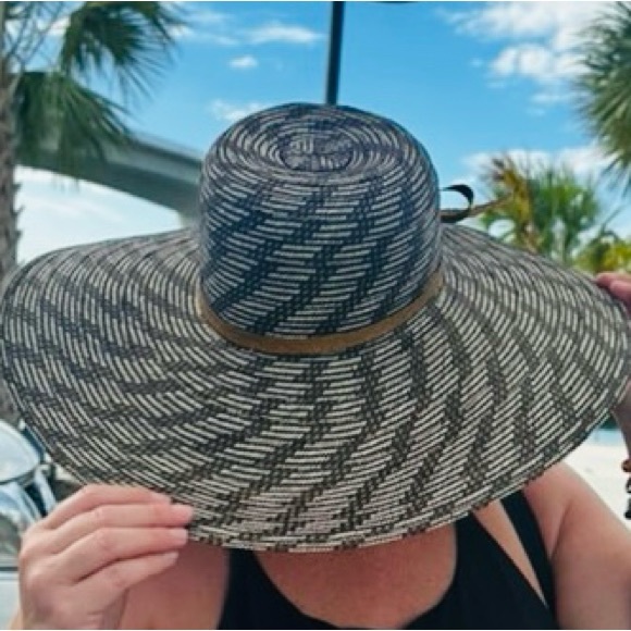 Hi Hello and Style a complete look with me! - Picture 3 of 16